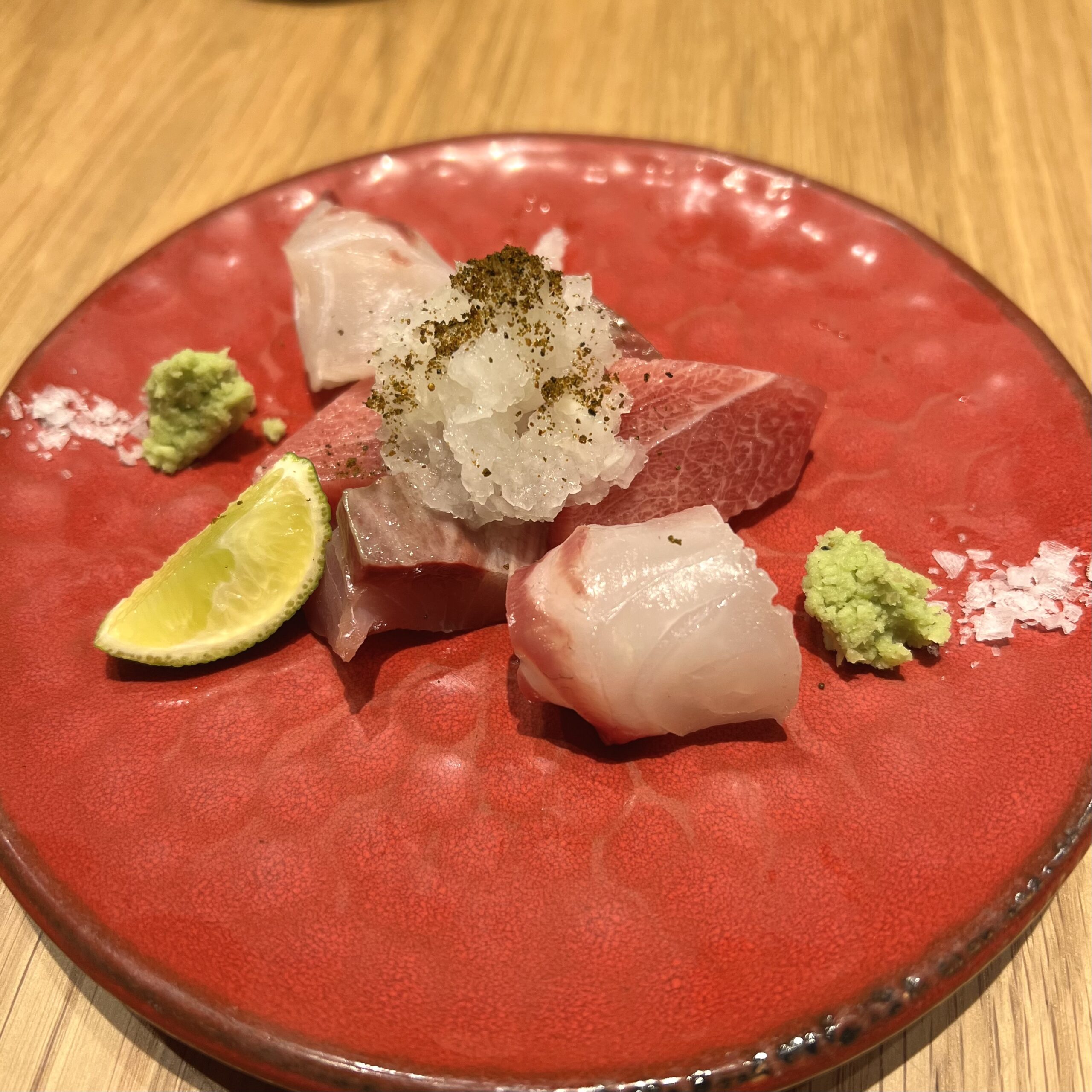 お通しの造り盛(インドマグロ中トロ,氷見天然ブリ,高知タイ)